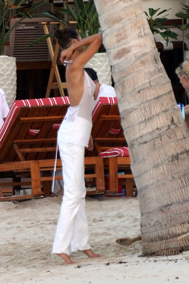 Bella Hadid transparan kıyafetiyle yürek hoplattı