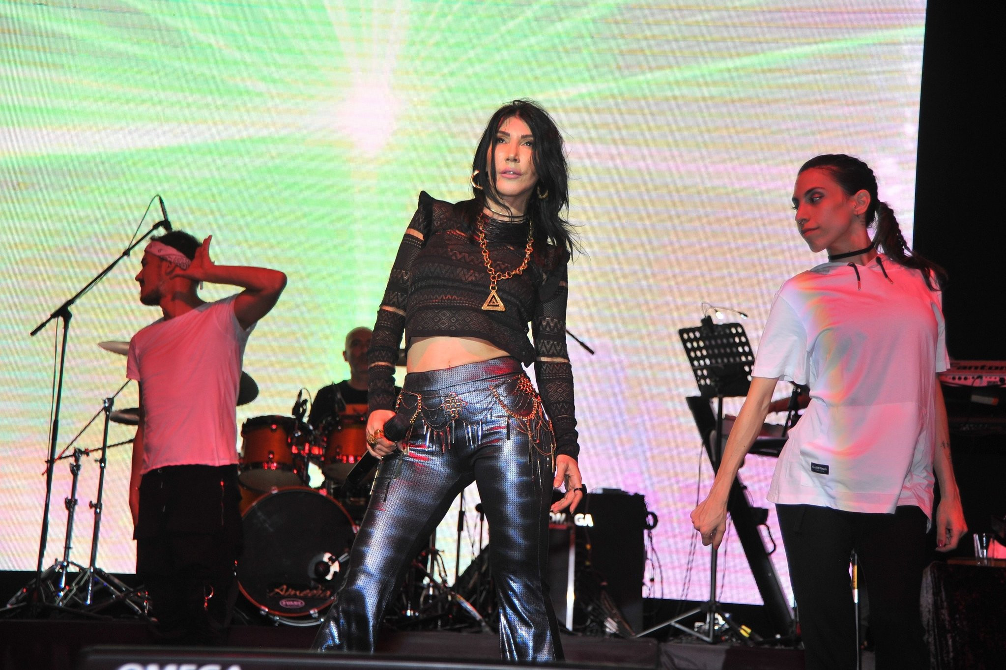 Hande Yener tanınmaz hale geldi! İşte Hande Yener’in yeni tarzı