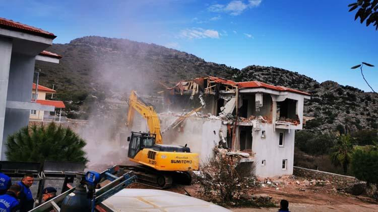 Marmaris'te kaçak yapıların yıkımı başladı