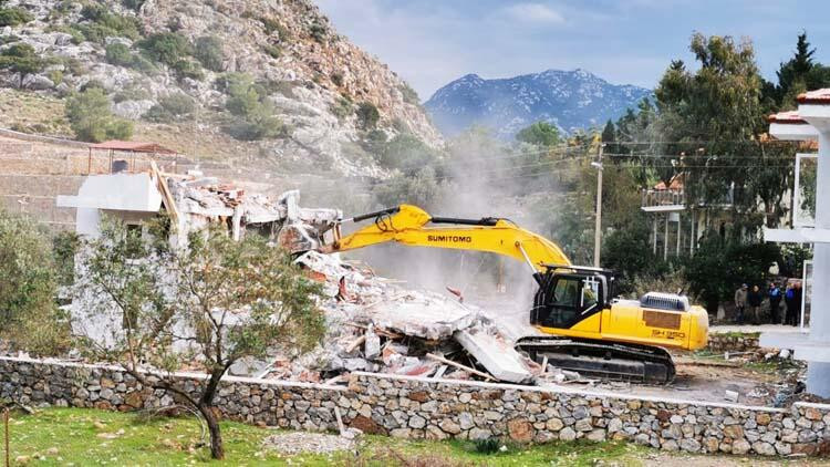 Marmaris'te kaçak yapıların yıkımı başladı