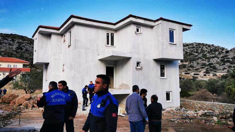 Marmaris'te kaçak yapıların yıkımı başladı