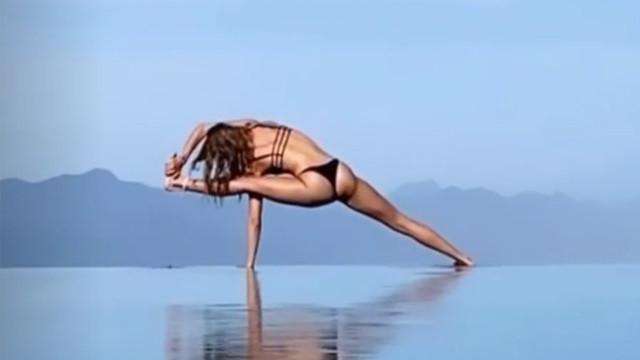 Eliz Sakuçoğlu bikiniyle spor yaptı