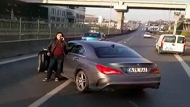 Kadın sürücü İstanbul trafiğinde kendisini sıkıştıran otobüsün önünü kesti
