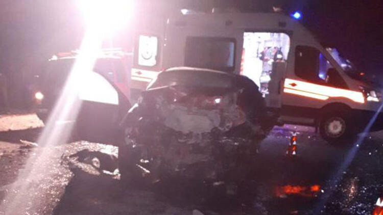 İki otomobil çarpıştı: 4 ölü
