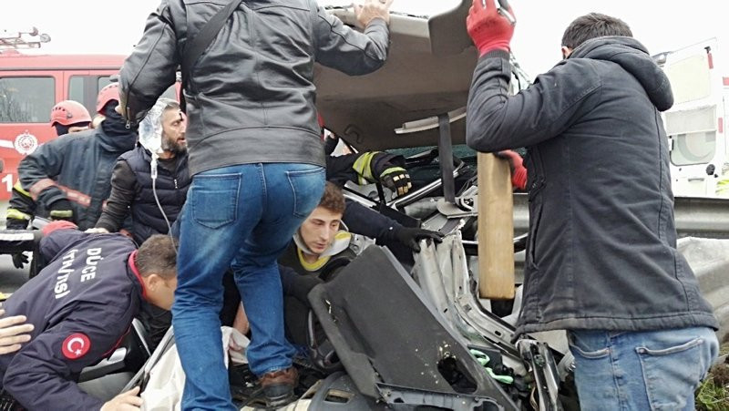Otomobil bariyere ok gibi saplandı