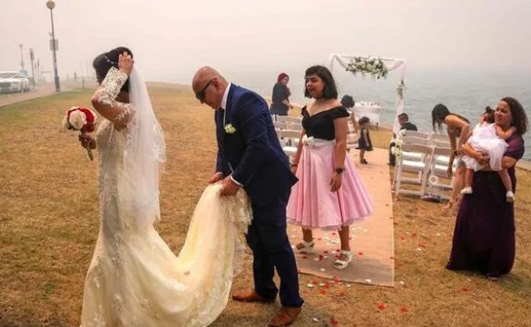 Afetin ortasında düğün yaptılar