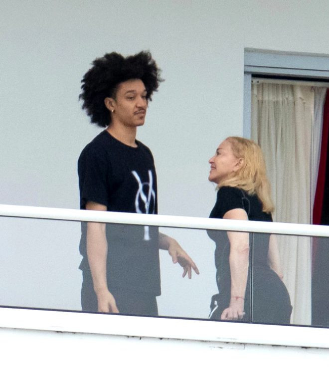 Madonna balkonda fena yakalandı - Resim: 3