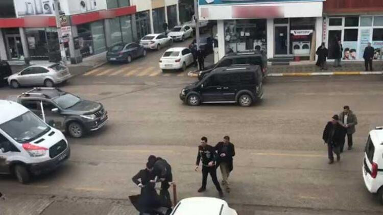 Cadde ortasında birbirlerine saldırdılar !