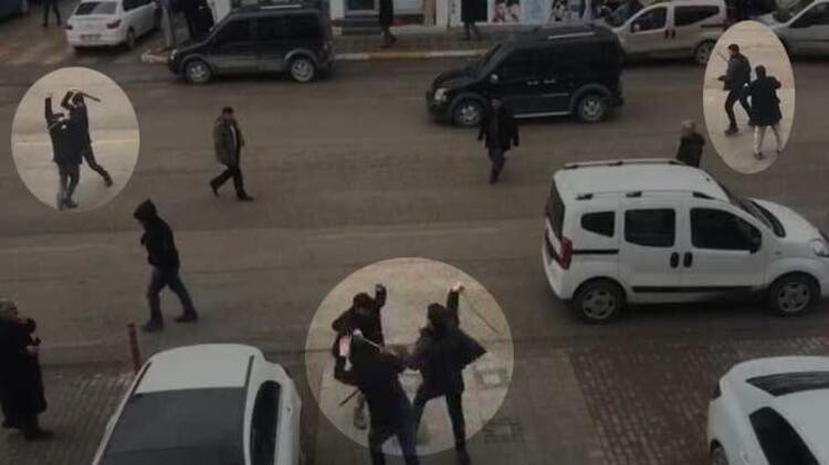Cadde ortasında birbirlerine saldırdılar !
