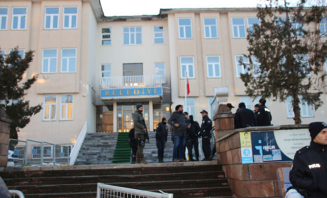 Görevden alınan HDP'lilere terör gözaltısı