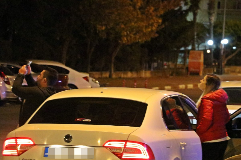Günün en acı karesi: Genç kız can, bunlar ''like'' peşinde!