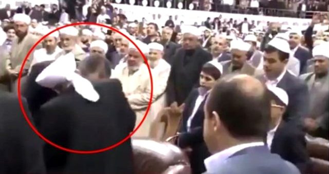 Tarikat liderinin elini öpen Bakan Gül'den açıklama