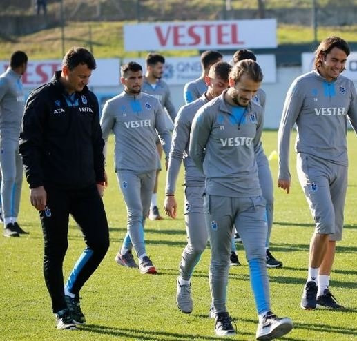 Trabzonspor yıldız futbolcuyu Türkiye'ye davet etti