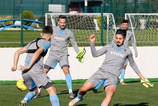 Trabzonspor yıldız futbolcuyu Türkiye'ye davet etti