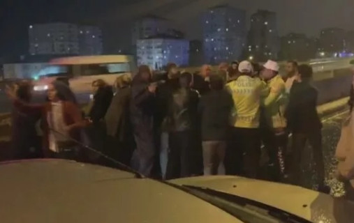 İstanbul'da dün gece! Polis zor ayırdı