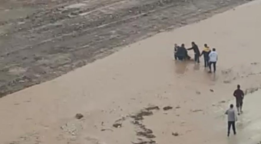 Sel sularına kapılan çocuğu vatandaşlar böyle kurtardı