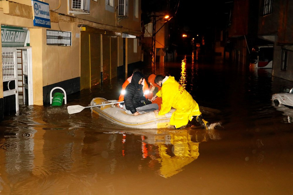 Adana'da sağanak nedeniyle evlerinde mahsur kalanlar botla kurtarıldı