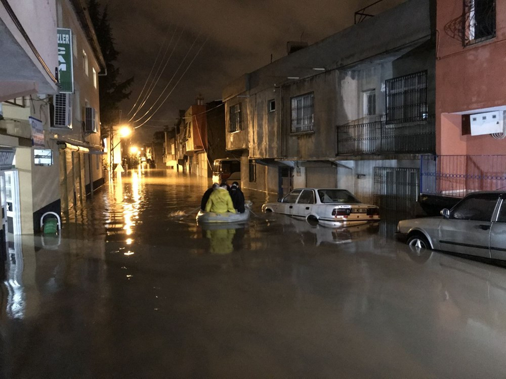 Adana'da sağanak nedeniyle evlerinde mahsur kalanlar botla kurtarıldı