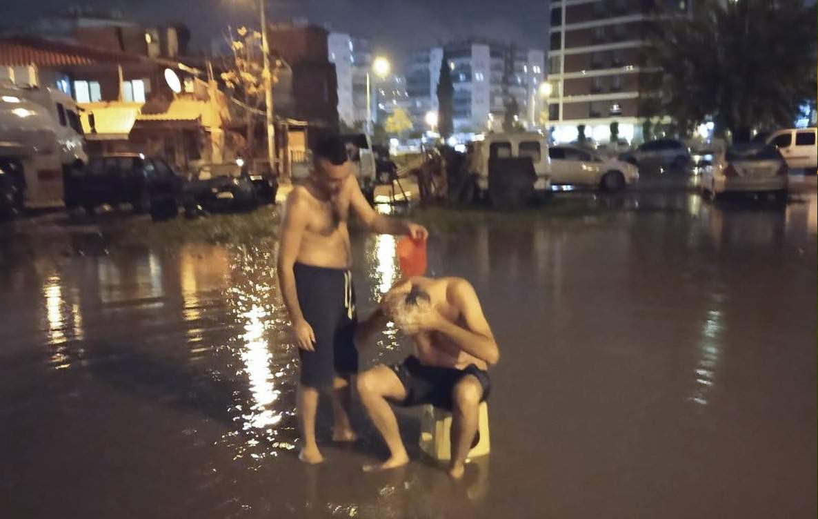 İzmir'de vatandaş yağmur suyuyla banyo yaptı!