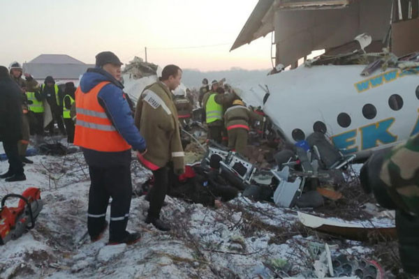 Kazakistan'da yolcu uçağı düştü: Çok sayıda ölü var