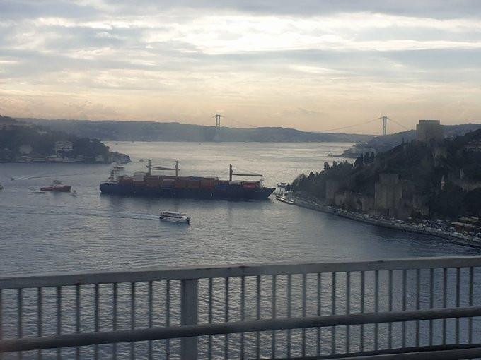 İstanbul Boğazı'nda kıyıya çarpan dev gemi böyle görüntülendi!