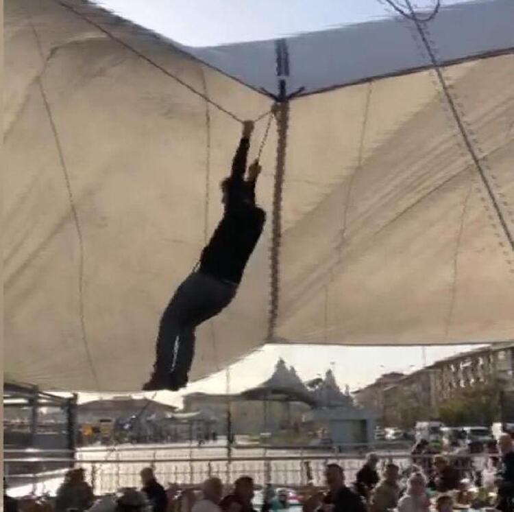 Kadıköy'de ilginç görüntüler: ''Mehmet abi uçuyor!''
