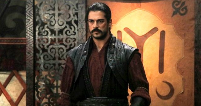 Burak Özçivit'ten aşk pozu