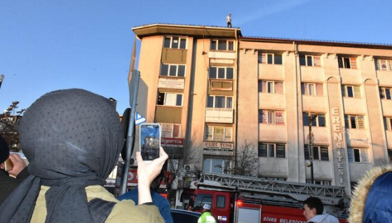 İntihar için çatıya çıkan kişiyi film izler gibi izlediler !