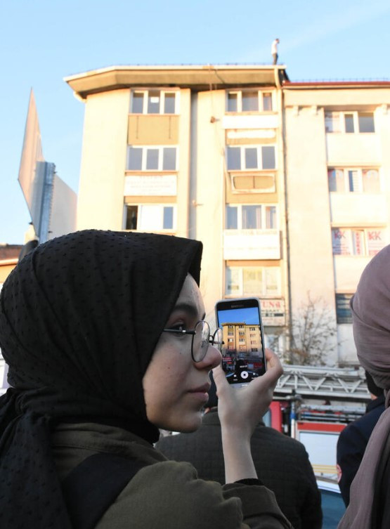 İntihar için çatıya çıkan kişiyi film izler gibi izlediler !