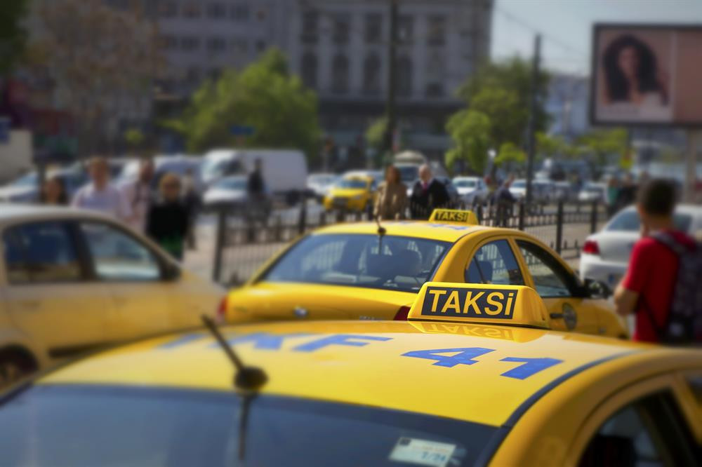 Yine taksi yine aynı sorun ! Türk yolcuları taksiye almadılar