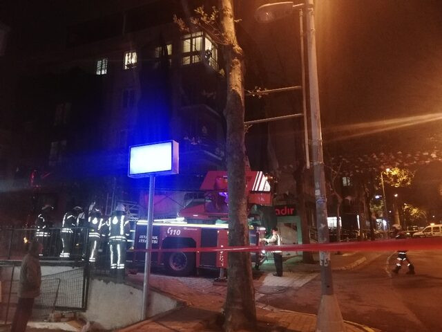 Şiddetli rüzgarda iskele koptu ! Yol trafiğe kapatıldı...