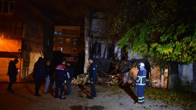 Adana'da 3 katlı bina çöktü