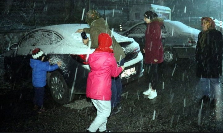 Meteoroloji uyarmıştı ! İstanbul'un yanı başında kar yağışı