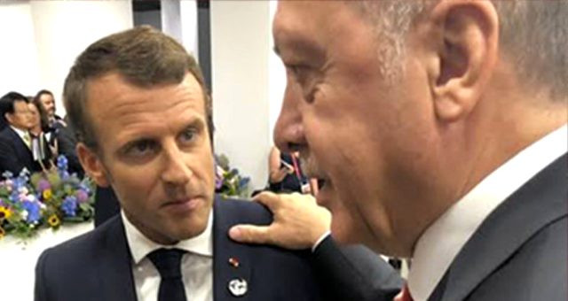 Erdoğan'ın Macron'un omzuna elini atması olay oldu