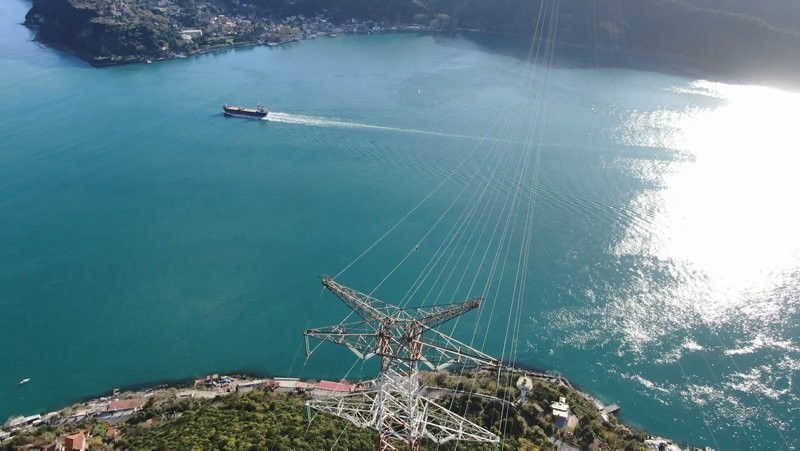 İstanbul Boğazı'nın üstünde kesintisiz elektrik için ölüme meydan