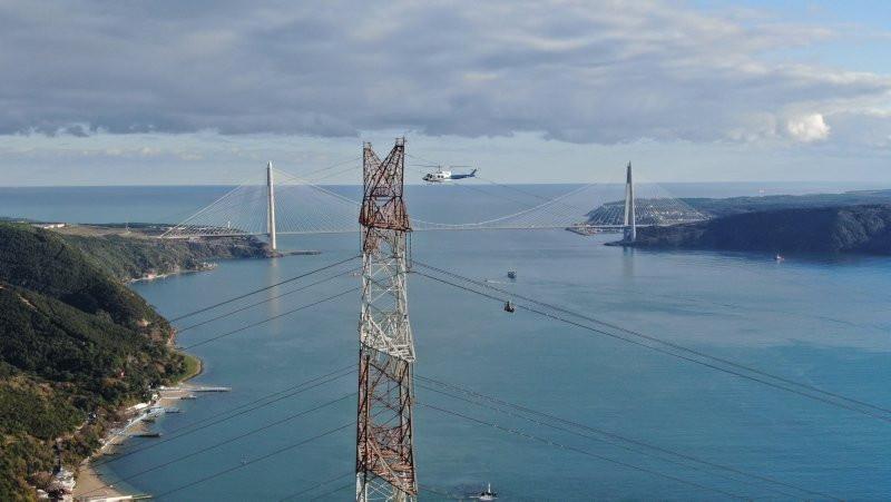 İstanbul Boğazı'nın üstünde kesintisiz elektrik için ölüme meydan