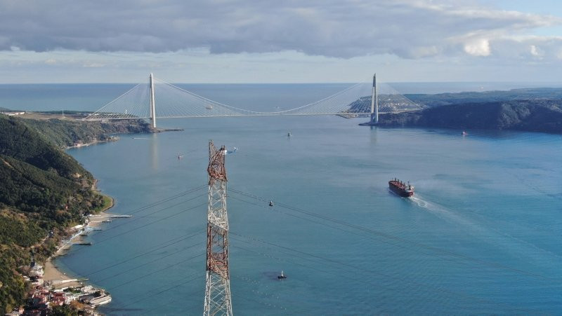 İstanbul Boğazı'nın üstünde kesintisiz elektrik için ölüme meydan