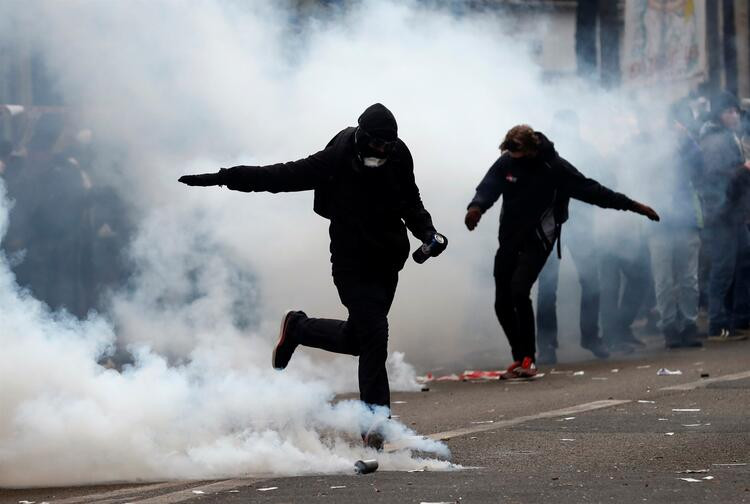 Fransa'da büyük kriz ! Sokaklar savaş alanına döndü