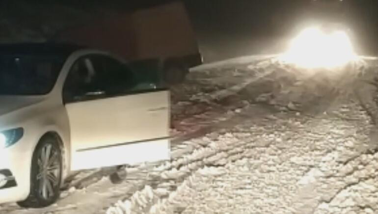 Kar bir anda bastırdı ! Araçlar yolda kaldı