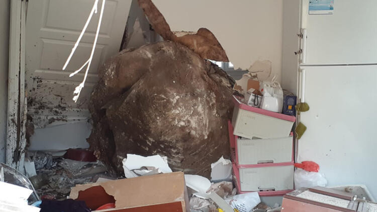 Dağdan geldi, evin duvarını delip salona girdi! - Resim: 1