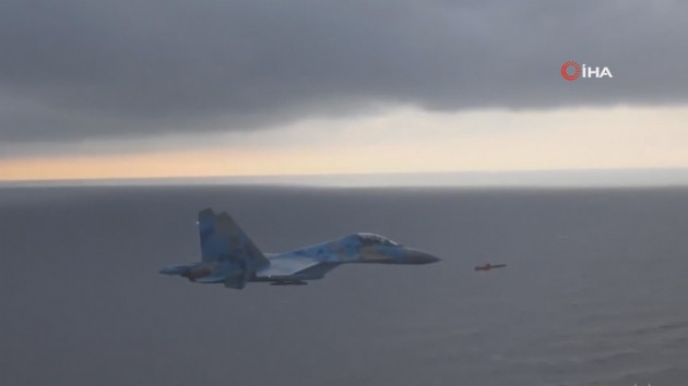 Su-27 savaş uçağı ile seyir füzesi yanyana uçtu!