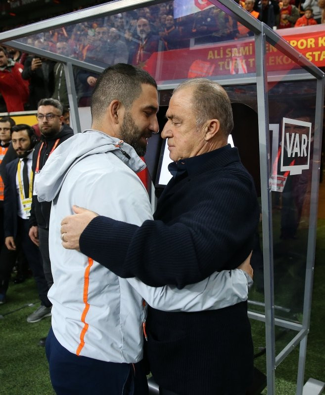 Arda Turan yeniden Galatasaray'da