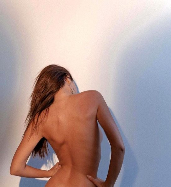 Güzel modelin üstsüz pozları olay oldu