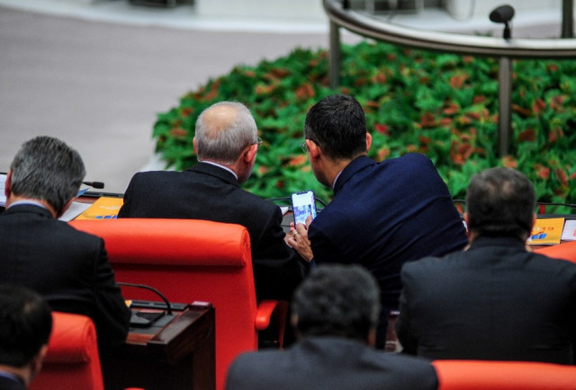 CHP'li Özel'in, Kılıçdaroğlu'na gösterdiği fotoğraflar merak konusu oldu