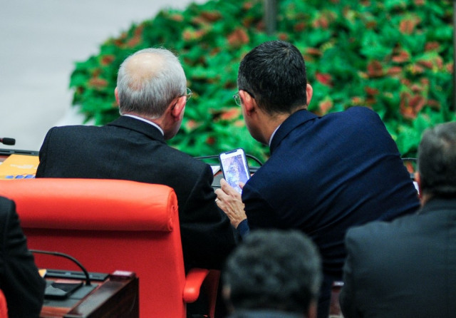 CHP'li Özel'in, Kılıçdaroğlu'na gösterdiği fotoğraflar merak konusu oldu