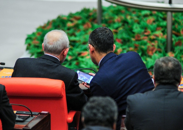 CHP'li Özel'in, Kılıçdaroğlu'na gösterdiği fotoğraflar merak konusu oldu