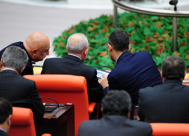 CHP'li Özel'in, Kılıçdaroğlu'na gösterdiği fotoğraflar merak konusu oldu