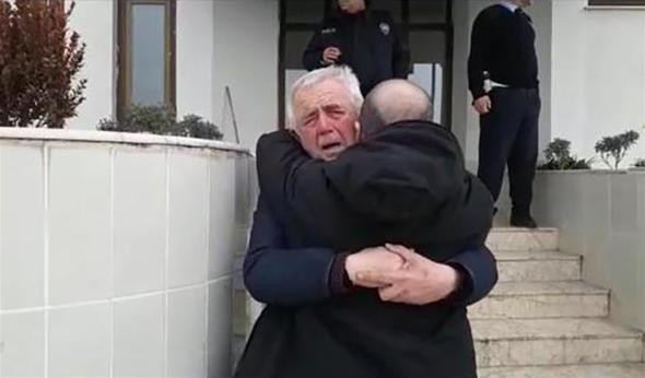 Baba ve oğlundan duygulandıran kavuşma