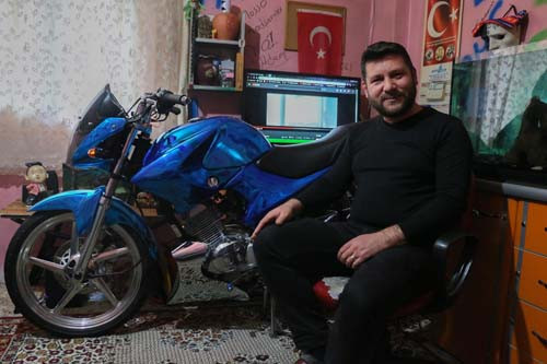 Evinin salonunu onun için otoparka çevirdi - Resim: 1