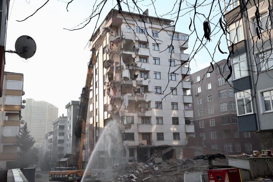 Yıkımına başlanan binanın enkazından midye ve salyangoz kabuğu çıktı